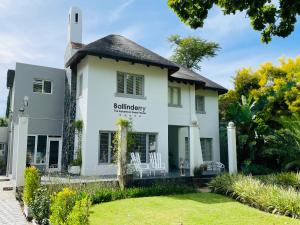 Ballinderry, The Robertson Guest House في روبرتسون: بيت ابيض مع لافته مكتوب هاليديا