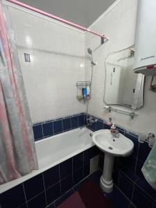 Ένα μπάνιο στο apartment on st. Ibraimova 42