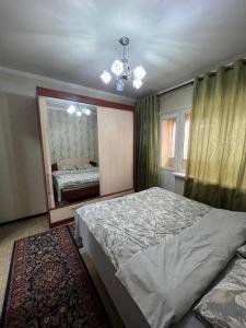 Ένα ή περισσότερα κρεβάτια σε δωμάτιο στο apartment on st. Ibraimova 42