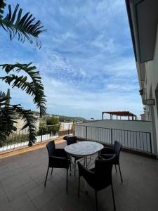 En balkon eller terrasse på Casa con piscina Sant Pol de Mar