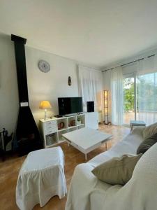 ein Wohnzimmer mit einem Sofa und einem Kamin in der Unterkunft Casa con piscina Sant Pol de Mar in San Pol de Mar