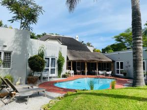 una casa con piscina en el patio en Ballinderry, The Robertson Guest House en Robertson