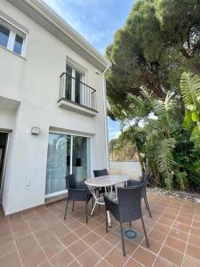 Balkón alebo terasa v ubytovaní Casa con piscina Sant Pol de Mar + 29 fotografií