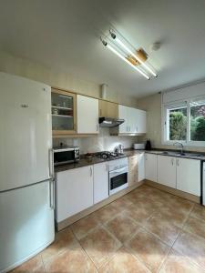 Kuchyňa alebo kuchynka v ubytovaní Casa con piscina Sant Pol de Mar