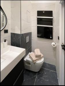 een witte badkamer met een toilet en een wastafel bij Appartement sous les toits in Antibes