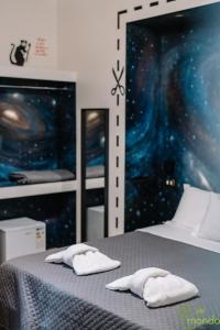 łóżko z dwoma ręcznikami na górze w obiekcie Giro nel mondo w Katanii
