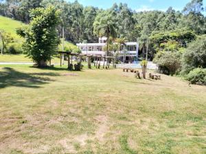 a large yard with a house in the background at SÍTIO FLOR DE LYS in Jarinu