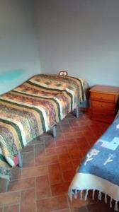 um quarto com 2 camas e uma mesa de madeira em CORTIJO HOYA MESA em Santa Fe