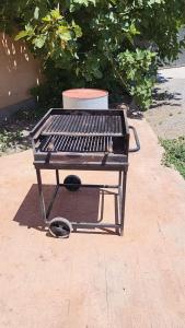 een grill met een pot erop zittend op een stoep bij CORTIJO HOYA MESA in Santa Fe