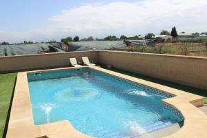 una piscina en la azotea de una casa en CORTIJO HOYA MESA en Santa Fe