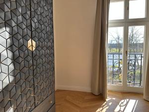 korytarz ze ścianą wyłożoną kafelkami oraz drzwi z oknem w obiekcie Villa Schuwardt auf Nordend w mieście Rathenow