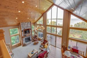 einen Blick über ein Wohnzimmer mit großen Fenstern in der Unterkunft Luxury Leech Lake Home 15 Minutes to Walker in Walker
