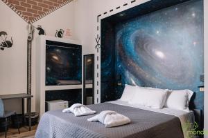 ein Schlafzimmer mit einem Wandbild der Galaxie in der Unterkunft Giro nel mondo in Catania