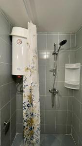 y baño con ducha y cortina de ducha. en CHATEAU DEL MAR C31a Studio Sunny Beach, en Sunny Beach