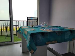 勒克魯西克的住宿－Panorama & Côte sauvage - Studio - Les Gîtes de la Côte d'Amour，阳台上的桌子和两杯酒杯