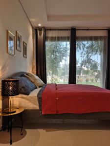 Laguna Apartment HAWANA SALALAH Resort في صلالة: غرفة نوم بسرير كبير ونافذة