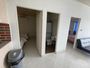 um quarto com uma casa de banho com um WC. em Edificio Itzé SOLARIS apto 2 habitaciones em Tolú