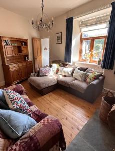 sala de estar con 2 sofás y sofá en Ivy Mount - Your gateway to the Yorkshire 3 Peaks, en Ingleton