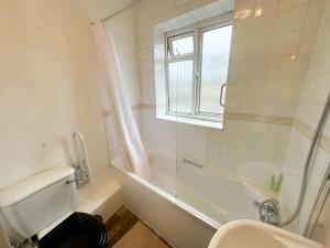 W łazience znajduje się prysznic, toaleta i umywalka. w obiekcie Eversholt flats w Londynie