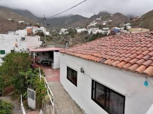 Biały dom z czerwonym dachem w obiekcie House Rural,Biosphere Reserve World.Taganana.Tfe. w mieście Santa Cruz de Tenerife