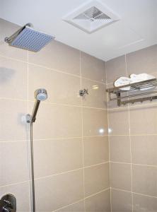 W łazience znajduje się prysznic ze szklanymi drzwiami. w obiekcie Xpeed Holiday Hotel w Kuala Lumpur