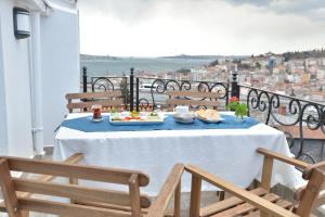 einen Tisch mit einem Teller Essen auf dem Balkon in der Unterkunft Deep Hotel in Istanbul