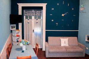 - un salon avec un canapé et une table dans l'établissement Le Tre Pietre del Vesuvio, à Pompéi