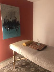 Bett in einem Zimmer mit Wandgemälde in der Unterkunft Meerzeit & Ayurveda in Kirchdorf