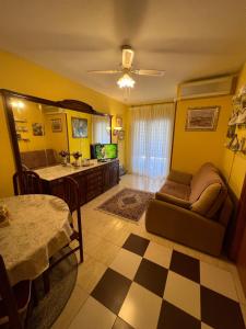 A seating area at Apartament Montana