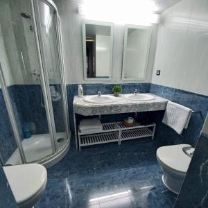 La salle de bains est pourvue de 2 lavabos, d'une douche et de toilettes. dans l'établissement BLAU MARÍ 175, à Calafell