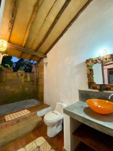 łazienka z toaletą i umywalką w obiekcie Hotel Casa Canela By MH w mieście Barichara