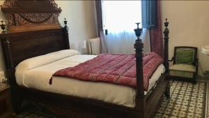 sypialnia z łóżkiem z czerwoną kołdrą w obiekcie La Almedina: Palacio de Foronda w mieście Cazorla