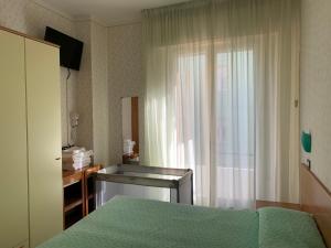 Postel nebo postele na pokoji v ubytování Pensione TOSCA B&B Cattolica + 29 fotografií