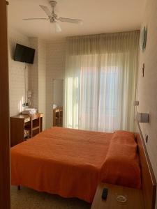 Postel nebo postele na pokoji v ubytování Pensione TOSCA B&B Cattolica