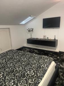Μια τηλεόραση ή/και κέντρο ψυχαγωγίας στο Apartament cu scara interioară