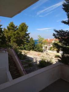 una vista dal balcone di una casa con alberi di Villa Estrella a Siviri