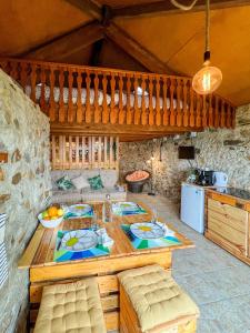 uma cozinha com uma grande mesa de madeira num quarto em Mökki Apúlia em Apúlia