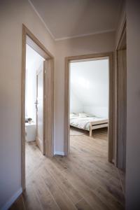 uma sala vazia com duas portas que levam a um quarto em Słoneczna Sielanka domki w Bieszczadach em Ustrzyki Dolne
