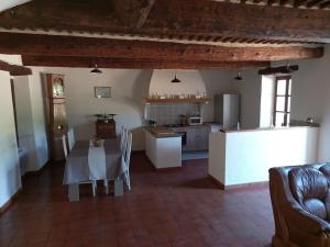 - une cuisine et une salle à manger avec une table et des chaises dans l'établissement ANCIEN RELAIS DE DILIGENCE, à Grambois
