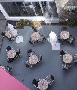 Un restaurante o sitio para comer en Prassa 3 Boutique Hotel