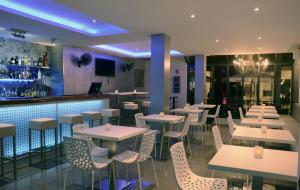 Un restaurante o sitio para comer en Prassa 3 Boutique Hotel