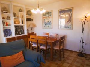 comedor con mesa y sillas en Apartamento con la playa a 200 metros, en Granada