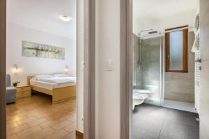 ein Bad mit einem Bett und einem WC in einem Zimmer in der Unterkunft Casa Milani Malcesine apt 4 in Malcesine