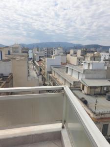 einen Balkon mit Stadtblick in der Unterkunft Tiny studio 2 min walking distance from the port in Volos