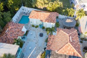 - une vue aérienne sur une maison avec une piscine dans l'établissement 3 - Island Paradise Cottages - Villa Paradiso, à St. Pete Beach