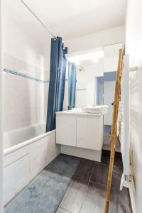 Kúpeľňa v ubytovaní Appartement confortable proche Disneyland Paris + 14 fotografií
