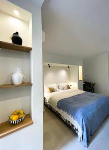 ナポリにあるES Suitesのベッドルーム1室(大型ベッド1台付)、
