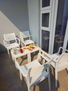een groep stoelen en een tafel met eten erop bij 12 Oceans Hotel and Conference Centre in Kingsborough