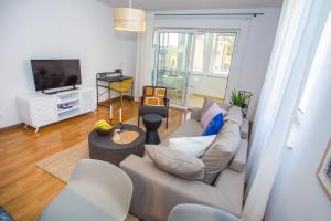 A seating area at Good Mood 2-bedroom apartment 10mins from beach