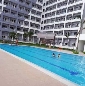 Kolam renang di atau dekat dengan Studio Unit for Staycation with Wi-Fi & Netflix near BGC, Taguig - Additional P150 per head for Pool Access